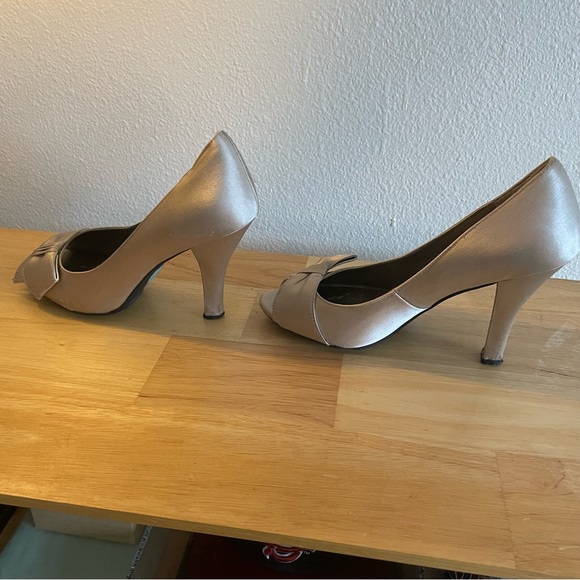 Me Too Champagne Satin Jupiter Peep Toe Heels - size 9M - Picture 5 of 6